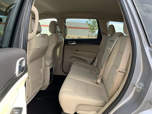 Used 2021 Jeep Grand Cherokee Laredo AWD/4WD image 26