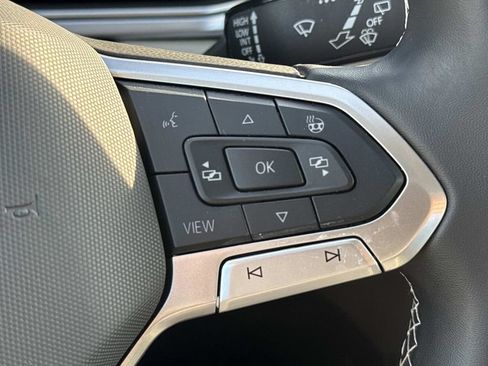 Used 2025 Volkswagen Taos SE w/ Panoramic Sunroof Package FWD image 20