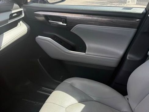 Certified 2021 Toyota Highlander Platinum AWD/4WD image 32