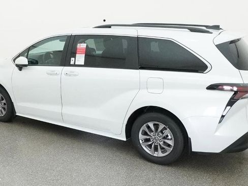 New 2026 Toyota Sienna XLE image 13
