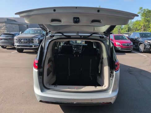 Used 2023 Chrysler Pacifica Touring-L FWD image 19