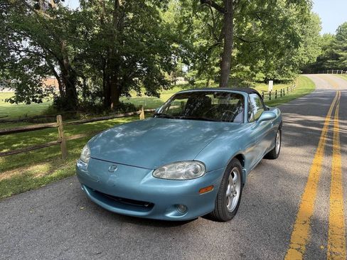 Used 2001 MAZDA MX-5 Miata RWD image 2