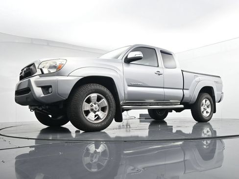 Used 2015 Toyota Tacoma 4x4 Access Cab V6 w/ TRD Sport Package image 31