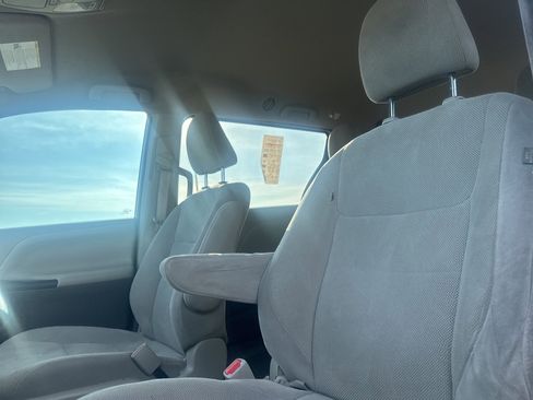 Used 2020 Toyota Sienna L image 33