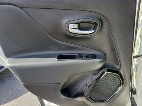 Used 2018 Jeep Renegade Altitude image 14