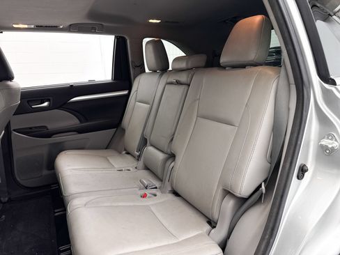 Used 2017 Toyota Highlander XLE w/ Carpet Mat Package AWD/4WD image 26