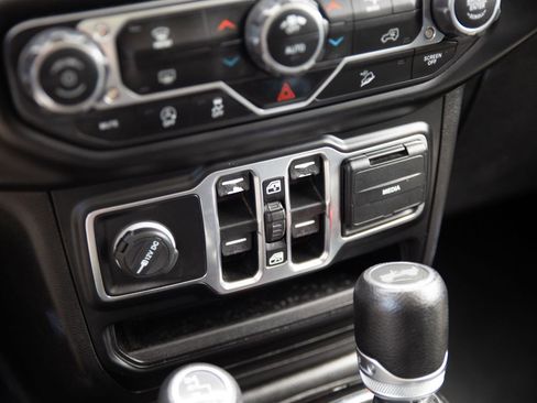 Used 2020 Jeep Wrangler Unlimited Sahara image 11