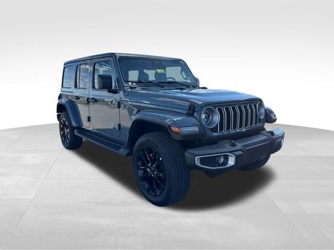 Used 2025 Jeep Wrangler Unlimited Sahara AWD/4WD image 3