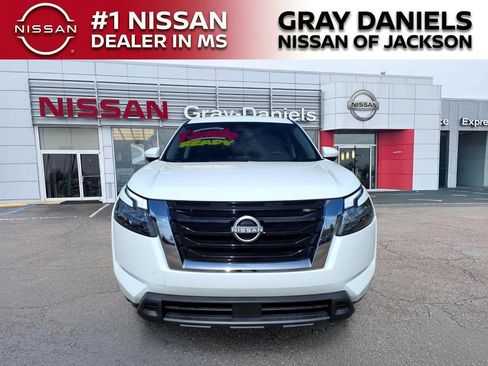 Used 2024 Nissan Pathfinder SV FWD image 2