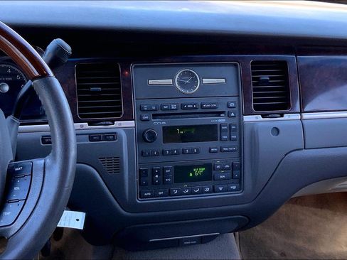 Used 2011 Lincoln Town Car Signature Limited image 6