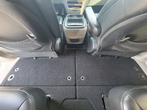 Used 2018 Chrysler Pacifica Touring-L image 29