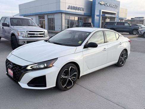 Used 2024 Nissan Altima 2.5 SR image 2