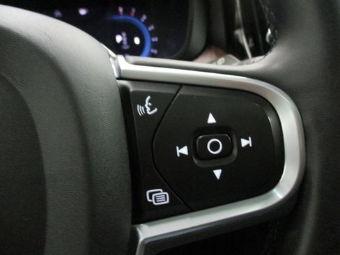 Used 2022 Volvo XC60 B5 Momentum image 24