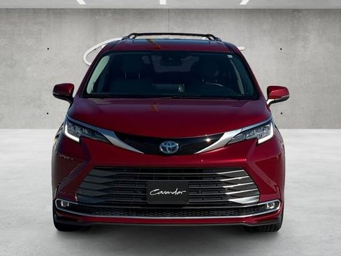 Used 2022 Toyota Sienna Limited image 18