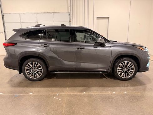 Used 2020 Toyota Highlander Platinum FWD image 4