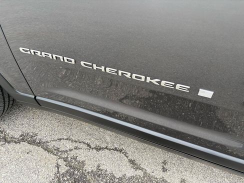 Used 2023 Jeep Grand Cherokee Laredo AWD/4WD image 11