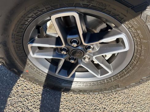 Used 2025 Jeep Gladiator Sport image 2