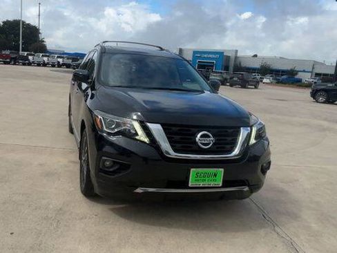 Used 2017 Nissan Pathfinder Platinum w/ Family Entertainment Package AWD/4WD image 3