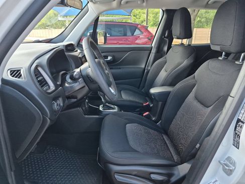 Used 2023 Jeep Renegade Latitude AWD/4WD image 9