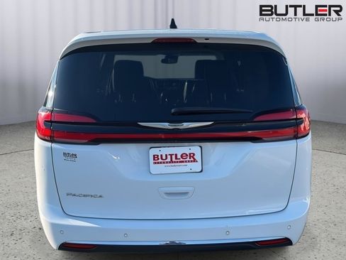 Used 2024 Chrysler Pacifica Touring-L FWD image 5