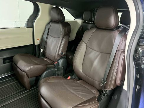 Used 2023 Toyota Sienna Platinum image 25