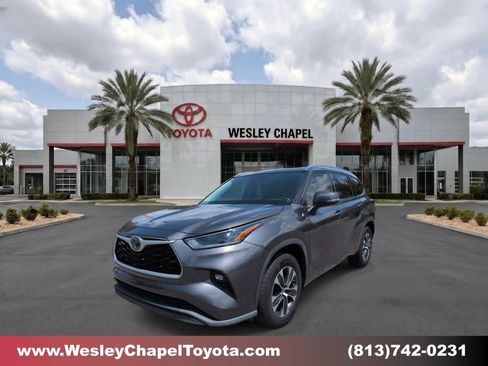 Used 2021 Toyota Highlander XLE FWD image 1