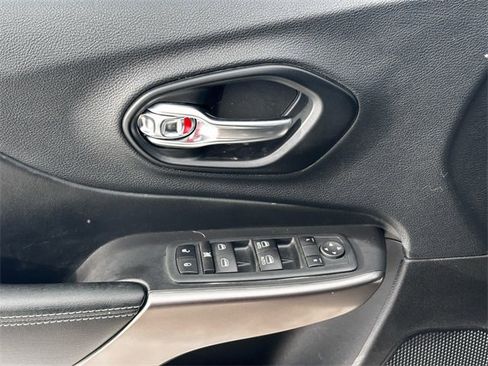 Used 2021 Jeep Cherokee Latitude Plus image 19