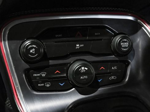 Used 2015 Dodge Challenger SXT image 19