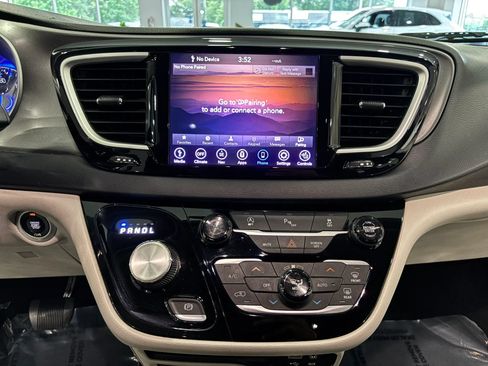 Used 2020 Chrysler Pacifica Touring-L Plus FWD image 31