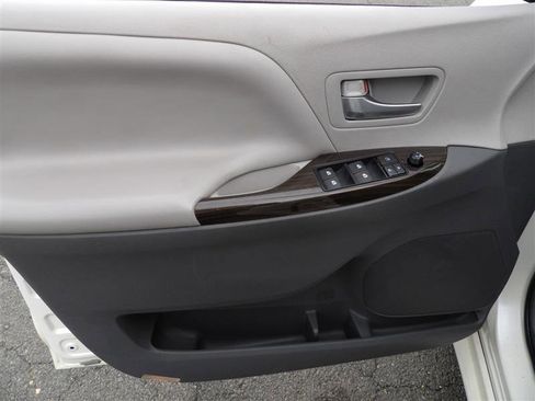 Used 2016 Toyota Sienna XLE image 11