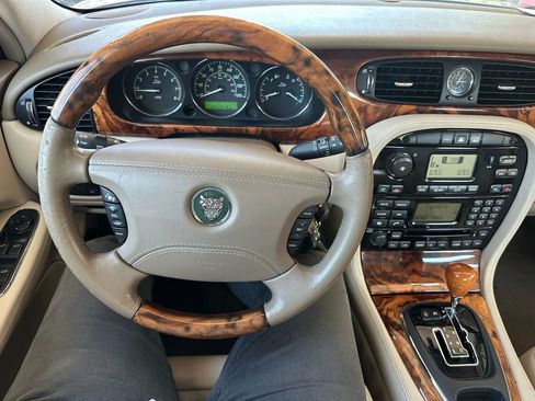 Used 2004 Jaguar XJ8 image 10