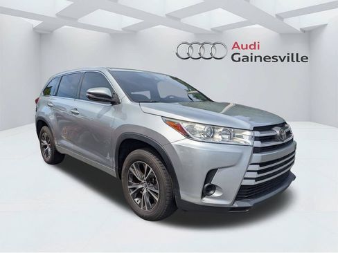 Used 2017 Toyota Highlander LE FWD image 2