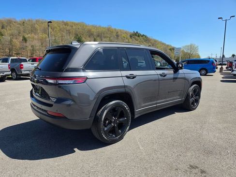 Used 2024 Jeep Grand Cherokee Altitude AWD/4WD image 5