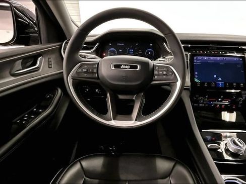 Used 2023 Jeep Grand Cherokee L Limited AWD/4WD image 6