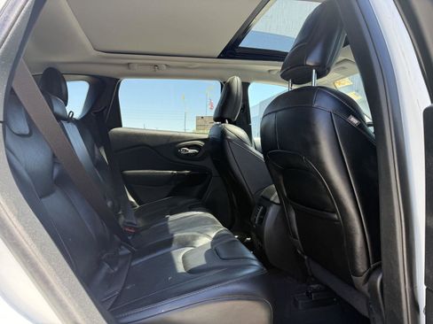 Used 2022 Jeep Cherokee Latitude Lux w/ Sun & Sound Group AWD/4WD image 11