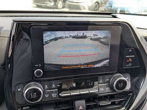 Used 2023 Toyota Highlander XLE FWD image 22