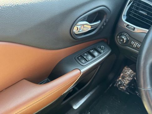 Used 2020 Jeep Cherokee Overland w/ Technology Group AWD/4WD image 34