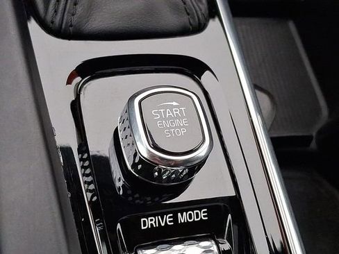 Used 2019 Volvo S60 T6 Momentum w/ Multimedia Package image 17