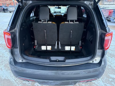 Used 2017 Ford Explorer XLT w/ XLT Appearance Package image 7