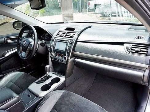 Used 2013 Toyota Camry SE w/ Leather Pkg FWD image 10
