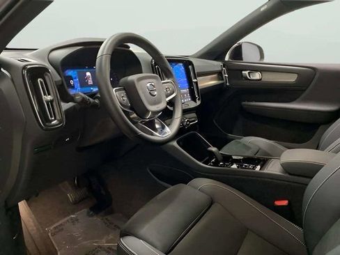 Used 2025 Volvo XC40 B5 Plus AWD/4WD image 18