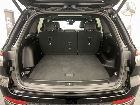 Used 2024 Jeep Grand Cherokee Limited w/ Luxury Tech Group II image 19