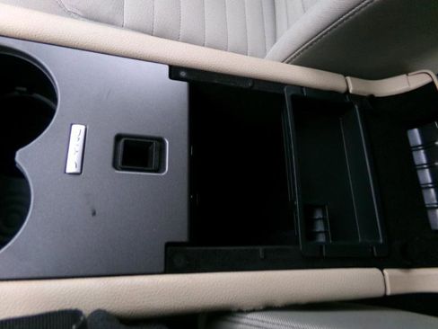 Used 2016 Ford Taurus SE image 23