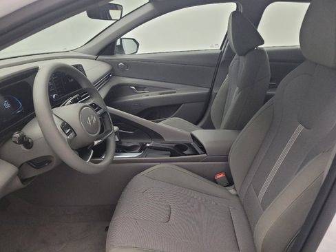 Used 2025 Hyundai Elantra SE FWD image 17