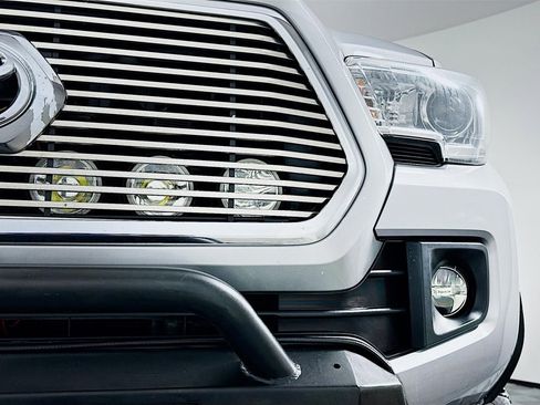 Used 2016 Toyota Tacoma TRD Sport image 6