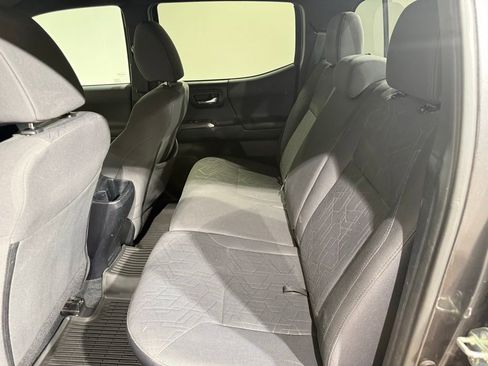 Used 2017 Toyota Tacoma TRD Sport w/ Tow Package (A/T) AWD/4WD image 18