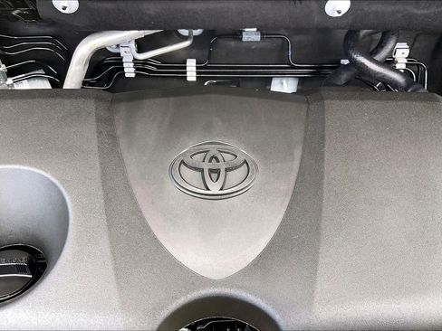 Used 2025 Toyota RAV4 XLE FWD image 33