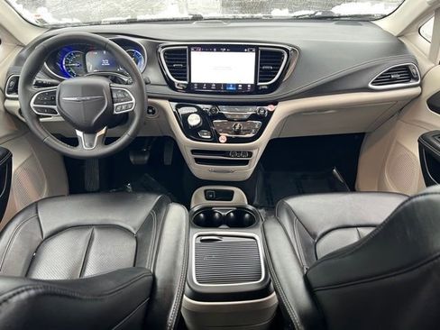 Used 2024 Chrysler Pacifica Select image 10