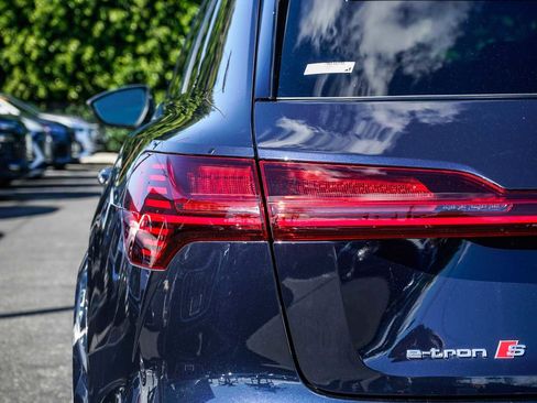 Used 2023 Audi e-tron S Prestige w/ Prestige Package image 9