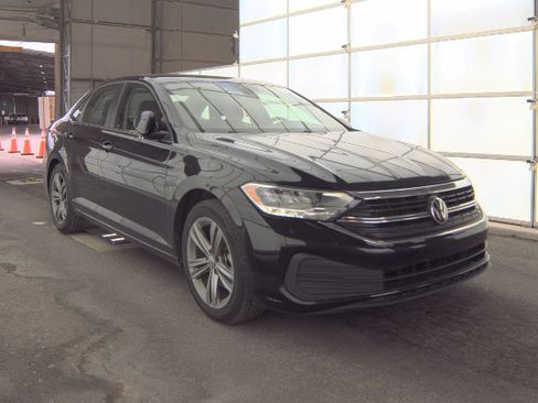 Used 2024 Volkswagen Jetta SE FWD image 2